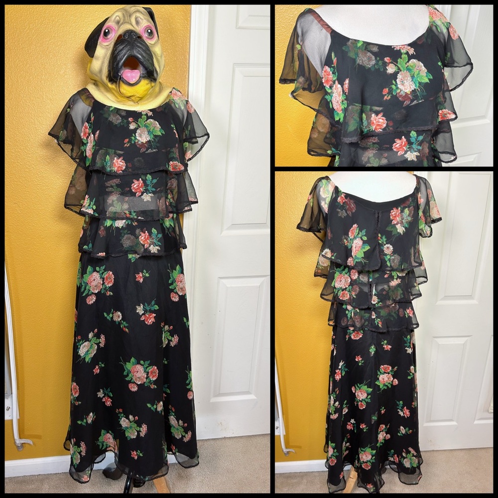 Iconic, VINTAGE, floral ruffle two piece!!